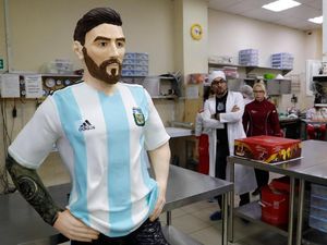 Ahli Cokelat Rusia Ini Bikin Patung Seukuran Lionel Messi Ahli Cokelat Rusia Ini Bikin Patung Seukuran Lionel Messi