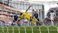 Takashi Inui membuat gol untuk menyamakan kedudukan 1-1. REUTERS/Max Rossi.