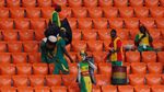 Patut Dicontoh! Fans Jepang & Senegal Bersih-bersih Sampah
