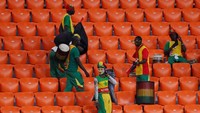 Hal yang sama juga dilakukan pendukung Senegal. REUTERS/Andrew Couldridge.
