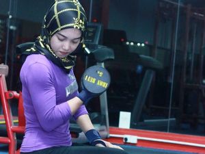 Potret Aten, Hijabers Cantik Berotot Kekar yang Doyan Nge-Gym