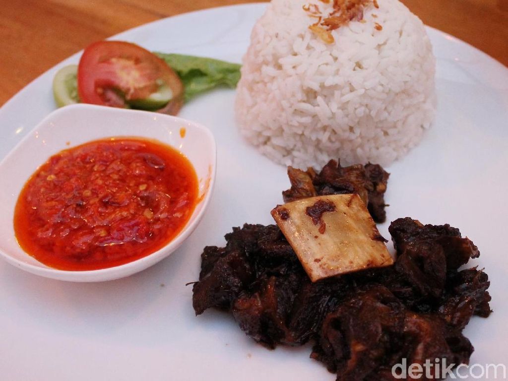 Ada Iga Penyet dan Mie Godok Sedap di Tempat Ini! Ada Iga Penyet dan Mie Godok Sedap di Tempat Ini!