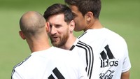 Messi berbicang akrab dengan rekan-rekan timnas-nya. Termasuk dengan mantan temannya di Barcelona, Javier Mascherano. (Gabriel Rossi/Getty Images)