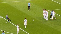 Luis Suarez melepaskan tendangan bebas yang berbuah gol ke gawang Rusia di menit ke-10. Reuters/David Gray.