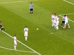 Luis Suarez melepaskan tendangan bebas yang berbuah gol ke gawang Rusia di menit ke-10. Reuters/David Gray.
