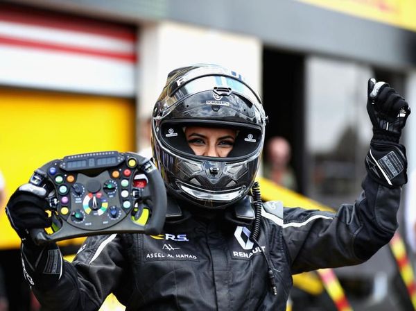 Foto: Aseel Al Hamad, Pebalap Cantik yang Cetak Sejarah di Arab Saudi