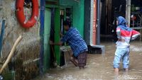 Ratusan Rumah Terendam Banjir di Kampung Melayu