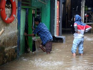 Ratusan Rumah Terendam Banjir di Kampung Melayu Ratusan Rumah Terendam Banjir di Kampung Melayu