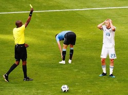 Di menit ke-36, Rusia harus kehilangan salah satu pemainnya. Igor Smolnikov diusir wasit setelah mendapat kartu kuning kedua menyusul pelanggaran terhadap Laxalt. Reuters/David Gray.