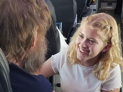 Kisah Remaja Bantu Pria Buta-Tuli di Pesawat Ini Bikin Netizen Terkesima