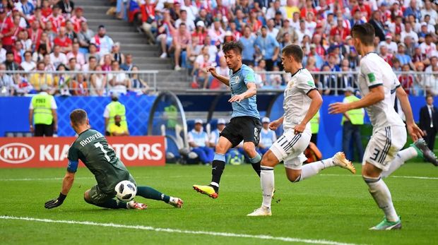 Uruguay semakin mendominasi permainan atas Rusia. (