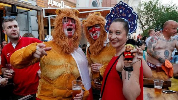 Inggris Menang Telak, Pendukung Berpesta