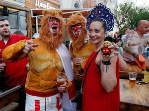 Inggris Menang Telak, Pendukung Berpesta