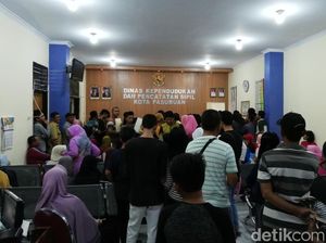 Masa Pendaftaran Sekolah, Dispendukcapil Pasuruan Diserbu Warga