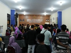Masa Pendaftaran Sekolah, Dispendukcapil Pasuruan Diserbu Warga