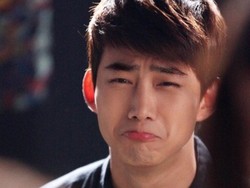 Aksi Ekstrem Fans Cari Perhatian Idola, Bakar Mobil sampai Patahkan Kaki