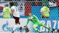 Carlos Vela (Meksiko) sukses mengeksekusi penalti yang ia dapatkan di dalam laga Korsel vs Meksiko. (Foto: Damir Sagolj/Reuters)