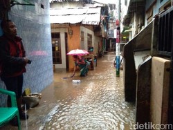 Banjir di Kampung Melayu Mulai Surut