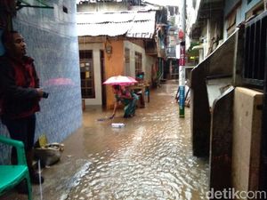 Banjir di Kampung Melayu Mulai Surut Banjir di Kampung Melayu Mulai Surut