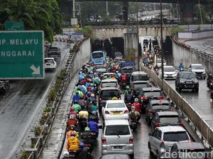 Kemacetan di Jakarta Meningkat 5 Persen di Hari Pertama Sekolah Kemacetan di Jakarta Meningkat 5 Persen di Hari Pertama Sekolah