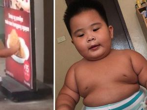 Gemas! Anak Kecil Ini Berusaha Memakan Ayam Goreng dari Papan Iklan