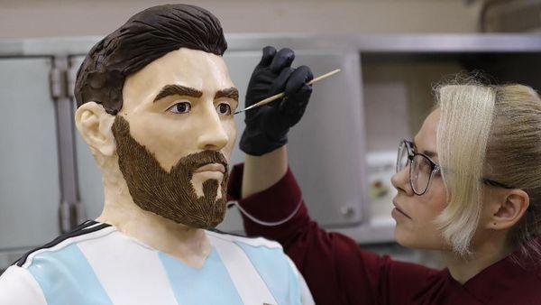 Kue Ultah Lionel Messi Seukuran Orang Aslinya, Mirip Tidak Ya?