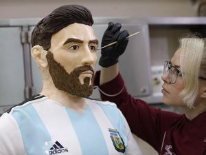 Kue Ultah Lionel Messi Seukuran Orang Aslinya, Mirip Tidak Ya?