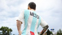 Selayaknya penganan, kue ultah Messi ini kemudian dipotong-potong untuk dibagikan, dimulai dari bagian bawah -- lirik saja bola di kaki kiri kue ultah itu. (Foto: Gabriel Rossi/Getty Images)