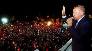 Suka Ria Tumpah ke Jalan, Pendukung Rayakan Kemenangan Erdogan