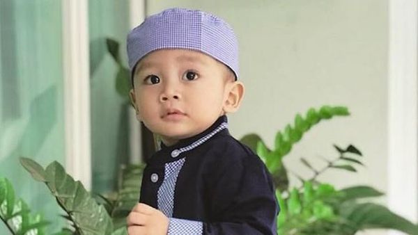 Potret Menggemaskan Athala, Anak Bungsu Arie Untung-Fenita