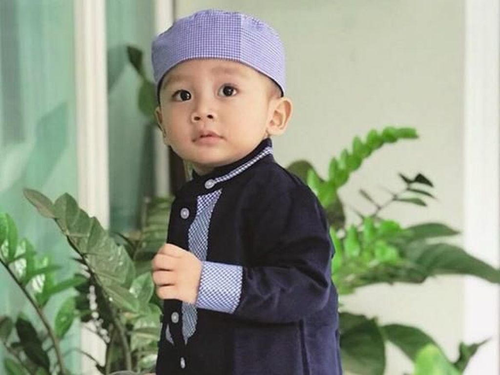 Potret Menggemaskan Athala, Anak Bungsu Arie Untung-Fenita