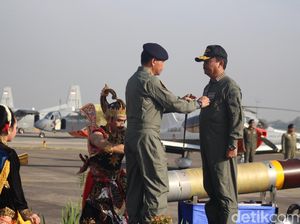 Brevet Penerbangan Kehormatan dari Puspenerbal untuk KASAL Brevet Penerbangan Kehormatan dari Puspenerbal untuk KASAL