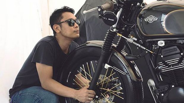 Ateng dengan motor Kawasaki hasil modifikasinya