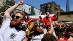 Inggris Menang Telak, Pendukung Berpesta