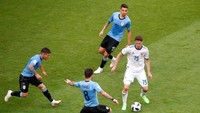 Aleksei Miranchuk berusaha melewati kepungan pemain Uruguay. Reuters/David Gray.