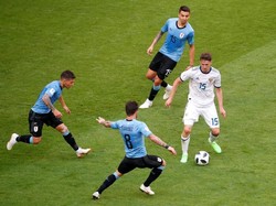 Aleksei Miranchuk berusaha melewati kepungan pemain Uruguay. Reuters/David Gray.