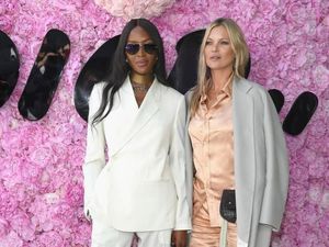 Adu Gaya Kate Moss Vs Naomi Campbell di Show Dior, Siapa Lebih Keren?