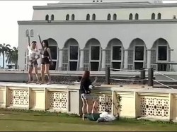 Video: Bikin Geram! Turis Joget Pakai Rok Mini di Depan Masjid