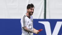 Tengah berulang tahun, Messi tertangkap kamera banyak mengumbar senyum di tengah sesi latihan tersebut. (Gabriel Rossi/Getty Images)
