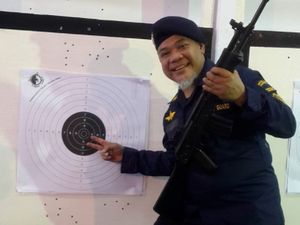 Lempar Pisau Jadi Cara Hari Moekti Main Bareng Anak-anak Lempar Pisau Jadi Cara Hari Moekti Main Bareng Anak-anak