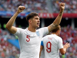 John Stones tak cuma piawai menjaga pertahanan Inggris. Pemain Manchester City itu sudah menyumbangkan dua gol. (Foto: Matthew Childs/Reuters)