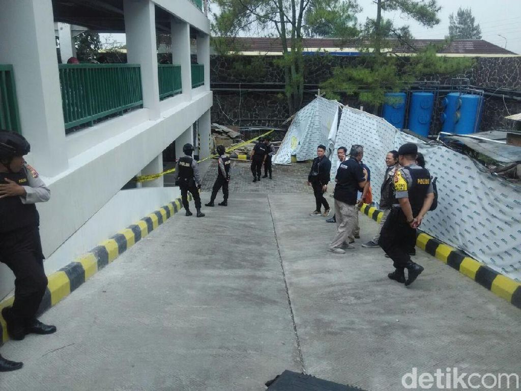Ini Isi Koper Misterius yang Diperiksa Jibom di Cimahi Ini Isi Koper Misterius yang Diperiksa Jibom di Cimahi