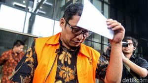 Diperiksa KPK, Eks Bupati Tulungagung Tutupi Wajah