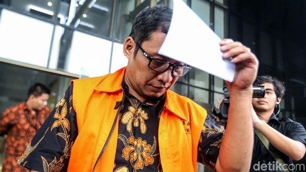 Diperiksa KPK, Eks Bupati Tulungagung Tutupi Wajah