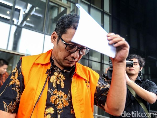 Diperiksa KPK, Eks Bupati Tulungagung Tutupi Wajah
