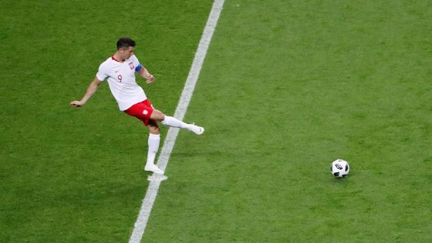 Robert Lewandowski belum mendapat suplai bola hingga menit kelima.
