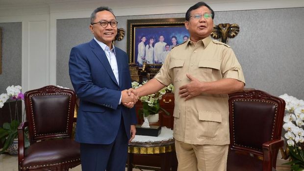 Ketua Umum Partai Gerindra Prabowo Subianto (kanan) dan Ketua Umum Partai Amanat Nasional (PAN) Zulkifli Hasan, di Jakarta, Senin (25/6).
