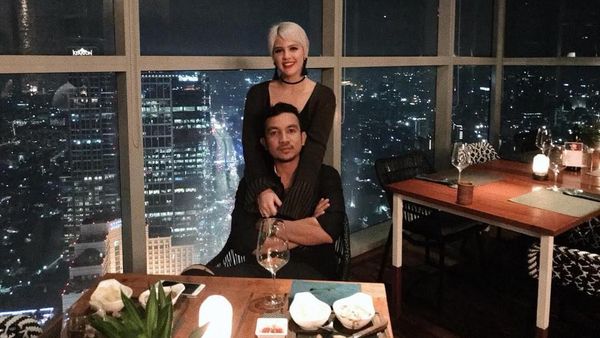 Romantis! Momen Saat Ricky Komo Katakan Putus, Makan Bersama Sang Istri
