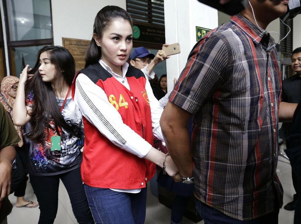 Sempat Satu Sel, Dhawiya Sebut Jennifer Dunn Rajin Salat dan Puasa Sempat Satu Sel, Dhawiya Sebut Jennifer Dunn Rajin Salat dan Puasa