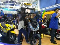 Pengunjung melihat desain dan fitur yang dimiliki Yamah Lexi (Foto: dok. Yamaha)